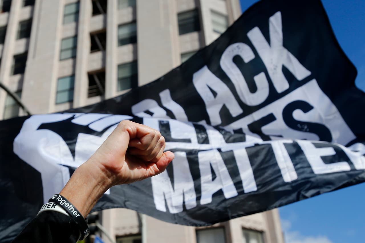 El movimiento 
<a href="https://www.univision.com/temas/black-lives-matter">Black Live Matters </a>uno de los principales respaldos de la campaña de 
<a href="https://www.univision.com/temas/joe-biden">Joe Biden</a> y Kamala Harris, también salieron hoy a la calle este sábado a celebrar el triunfo.
<br>