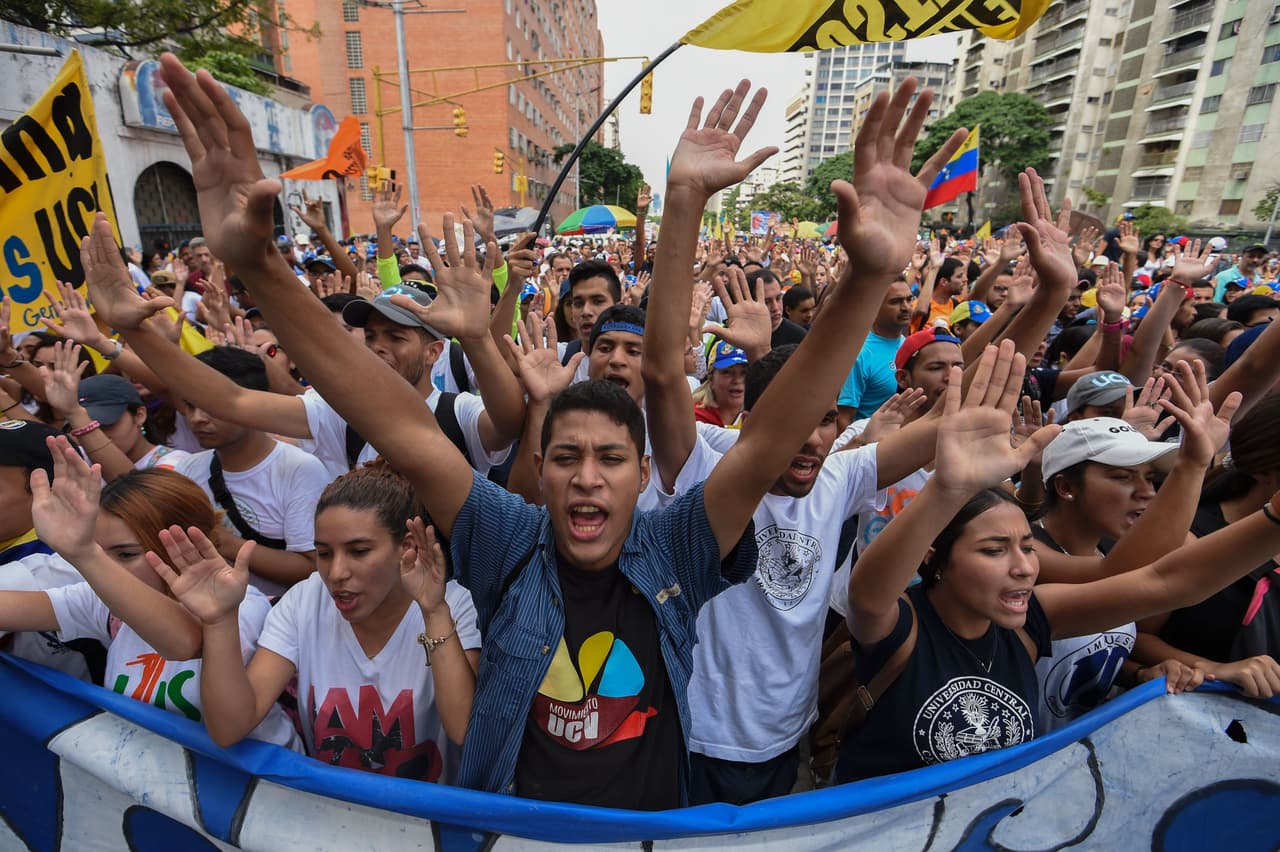 El Consejo Nacional Electoral, afín al gobierno de Maduro, bloqueó la semana pasada el proceso de referendo revocatorio al presidente. Se basó en decisiones de tribunales estatales que aceptaron denuncias de supuestas irregularidades en la recolección de firmas para el proceso electoral.