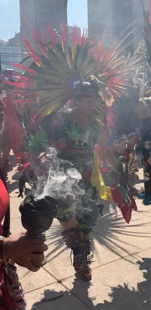 Con rituales indígenas algunas mujeres mexicanas se hicieron presentes en la marcha.