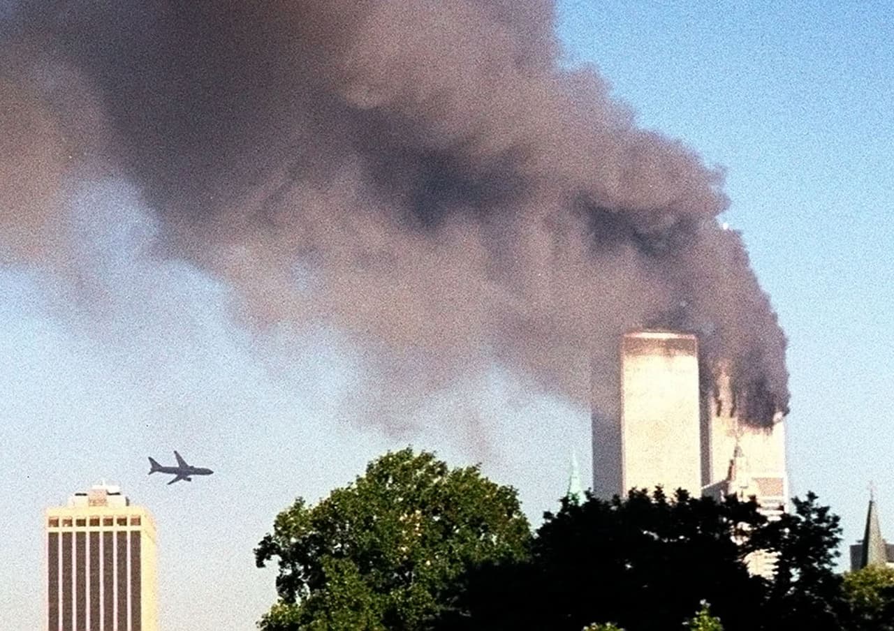<a href="https://www.univision.com/nueva-york/wxtv/noticias/11-septiembre/video-del-ataque-a-las-torres-gemelas-se-vuelve-viral-y-revive-el-drama-del-9-11"><b>Ataques terroristas del 11 de septiembre de 2001</b></a>
<b>.</b> Cuatro aviones fueron estrellados intencionalmente en blancos de EEUU. Dos aviones impactaron las torres del
<a href="https://www.univision.com/estilo-de-vida/fotografia/nueva-york-antes-y-despues-de-los-ataques-del-11-de-septiembre"> <u>World Trade Center de Nueva York</u></a>, otra se estrelló en el pentágono y un cuarto avión cayó en una zona rural de Pensilvania. 265 personas iban en los cuatro aviones y todos fallecieron. El resto de las muertes ocurrieron en los edificios impactados. La tragedia cambió totalmente los protocolos de seguridad en aeropuertos y dentro de los aviones, donde las cabinas ahora están aseguradas. Además aumentó la cantidad de tiempo que le toma al pasajero para entrar al área de embarque. 
<b>3016 personas fallecieron por estos atentados. </b>