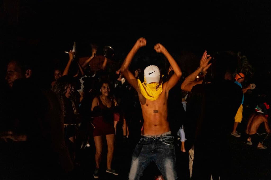 La noche del jueves ya hubo protestas en dos puntos del barrio capitalino del Cerro. Esa zona estuvo mayormente tranquila el viernes, ya que les repusieron el servicio eléctrico, pero hubo quienes salieron a la importante avenida Villa Blanca coreando “¡Queremos luz!” y golpeando cacerolas. La policía bloqueó el acceso a la calle, pero no hubo enfrentamientos, según la AP.