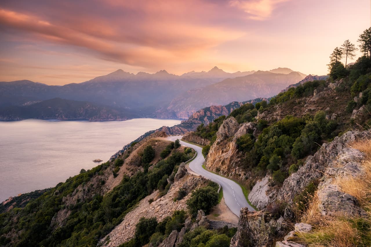 <h2 class="cms-H2-H2">9. Córcega, Francia</h2>
<br>
<br>Esta isla francesa, la cuarta más grande del Mediterráneo, ofrece excursiones marítimas a sus alrededores. Su cercanía con Italia permite navegar desde sus costas. 
<br>
<br>Cuenta con un parque natural, el Parc Naturel Régional de Corse, que incluye al golfo de Porto y a la Reserva Natural de Scandola, declarada como Patrimonio de la Humanidad por la UNESCO. 
<br>