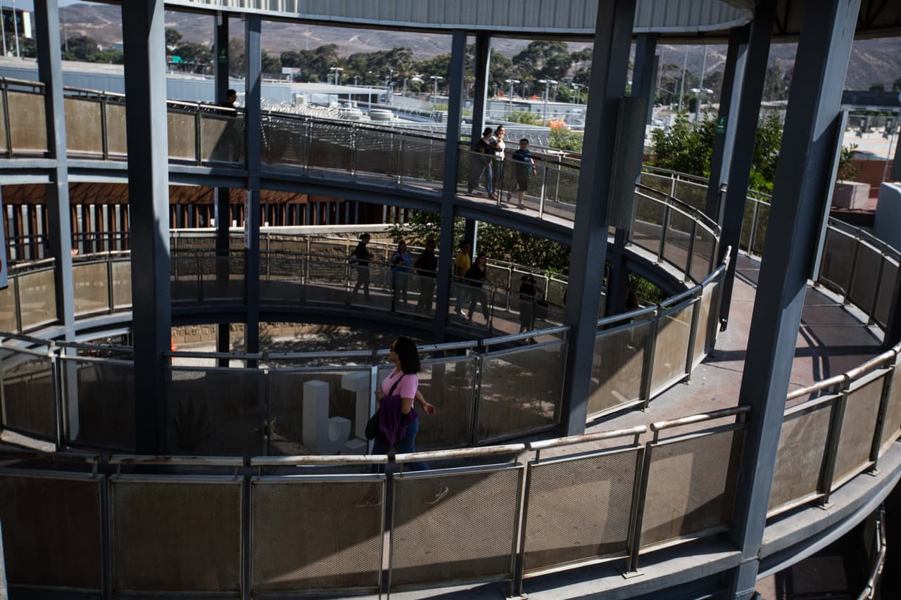 Una vista del pasillo en forma de caracol en El Chaparral, el punto fronterizo por el que decenas de migrantes centroamericanos retornados a México 
<b>deben pasar cada vez que tienen su cita con un juez de inmigración en Estados Unidos.</b> Una vez ante los oficiales de Estados Unidos, son recibidos y traslados en buses a las salas de corte.