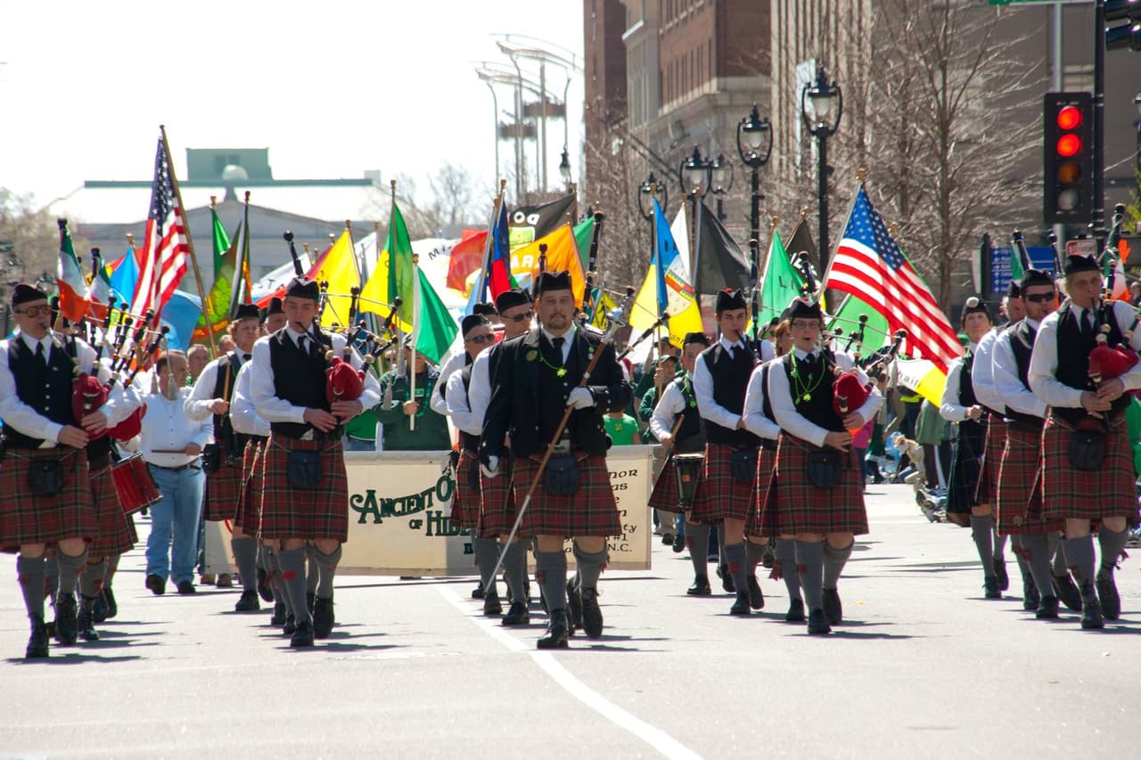 El desfile de Raleigh es una celebración para que todos los grupos étnicos y culturas compartan el “ser irlandés por un día”, según sus organizadores.