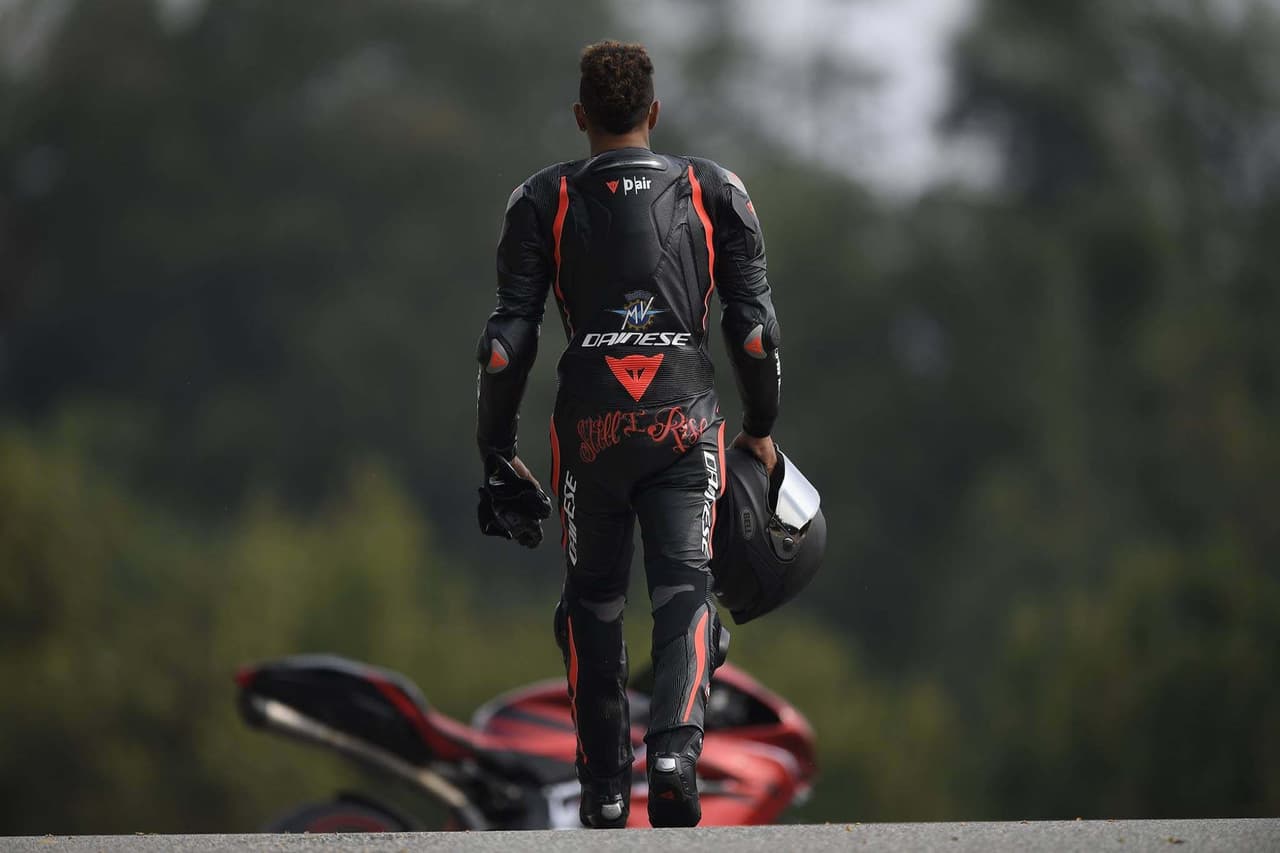 Hace 2 años el campeón mundial de F1 junto a MV Agusta, unieron esfuerzos para desarrollar una motocicleta especial y limitada: La 
<b><a href="http://uni.vi/CVW1100Omhq">MV Agusta Brutale Dragster Lewis Hamilton LH44</a></b>.