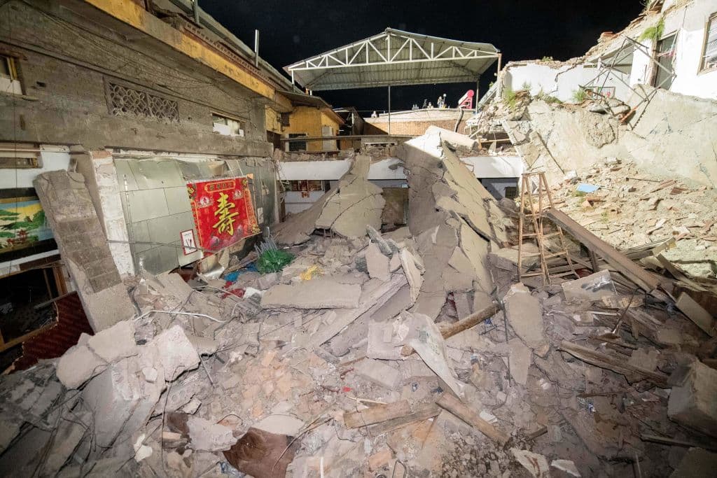 Cientos de rescatistas usaron perros rastreadores, grúas y sensores de alta tecnología para buscar sobrevivientes entre los escombros, retirando trozos de concreto para liberar a los sobrevivientes, informó AP.