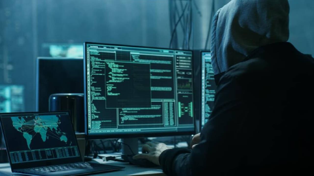 Alerta el FBI sobre nueva estafa para robar tus ahorros: “The Phantom Hacker”