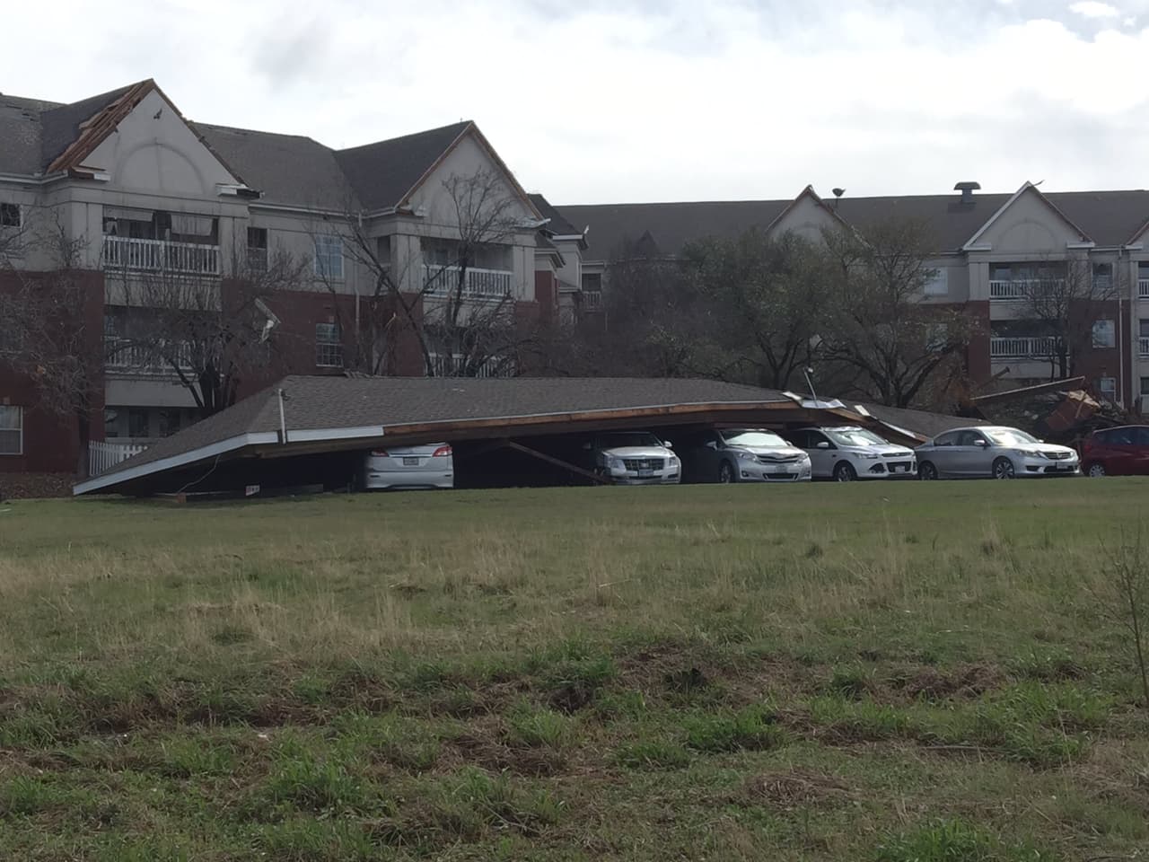 Usuarios de redes sociales compartieron imágenes de los daños provocados por las tormentas severas y tornados que afectaron en centro de Texas.