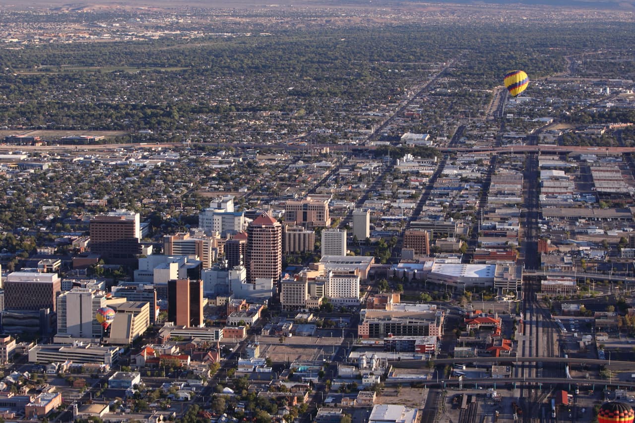 <b>9. Albuquerque, Nuevo México</b>
<br>
<br>Albuquerque es un raro integrante de esta lista que no se encuentra en el sur o el medio oeste del país. Para completar un viaje en esta ciudad se requiere en promedio de 21.2 minutos. Aún más interesante es el precio promedio de un galón de combustible: $1.96. 
<br>