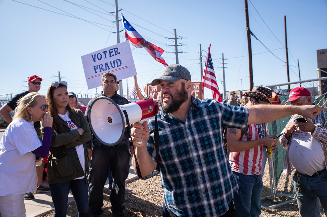 Simpatizantes republicanos protestan afuera de la Oficina de Registro del condado Maricopa por lo que afirman que es una elección injusta en Phoenix, el sábado 12 de noviembre de 2022.