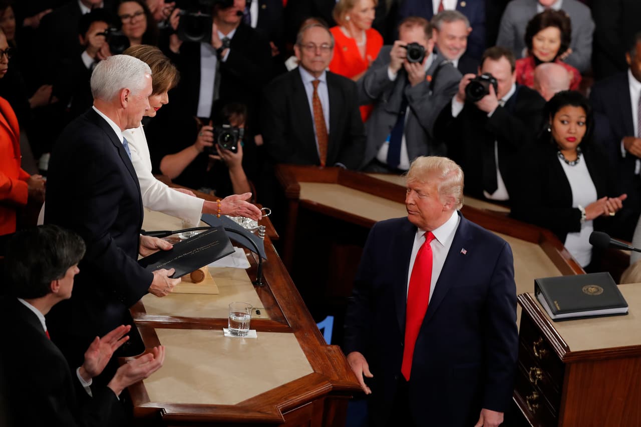Otro ángulo del momento de la llegada de Trump al podio. Aún no está claro si esta descortesía fue o no un accidente.