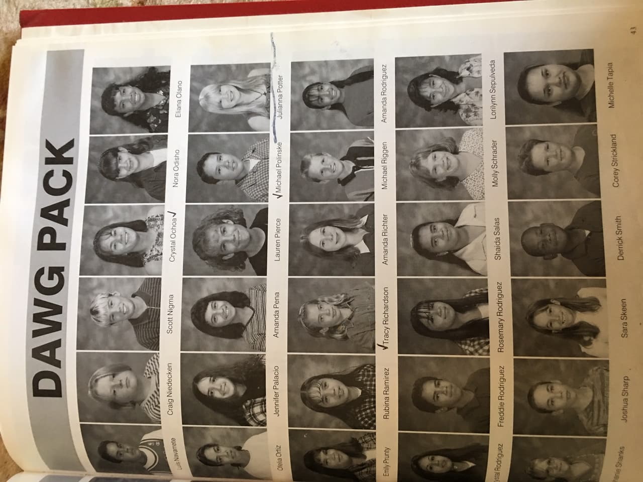 Un anuario escolar muestra a Michael, en la segunda fila, segunda de la derecha.