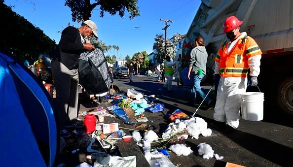Este martes, Alex Villanueva y una patrulla de alguaciles se reúnen con los 
<a href="https://www.univision.com/local/los-angeles-kmex/indigentes-los-angeles-eric-garcetti-1-billon-de-dolares-crisis-de-vivienda">indigentes </a>e n el campamento para determinar una campaña de limpieza del área.
