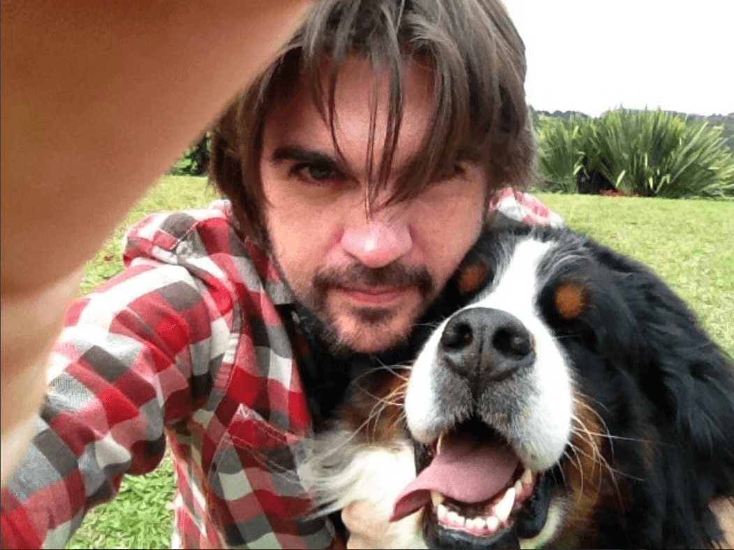 Un ‘throwback’ muy perruno que nos comparte 
<b><a href="https://www.univision.com/temas/juanes">Juanes</a></b> con una de sus mascotas.