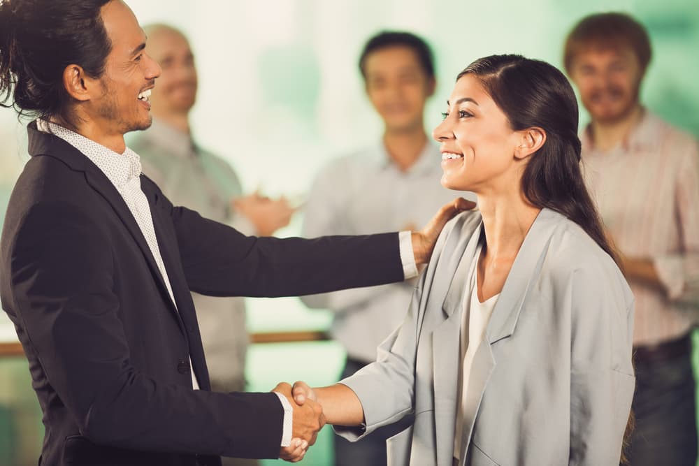 Como le encanta el dinero, trabajará duro para conseguirlo, se desenvuelve bien en el área de publicidad y ventas. Son muy enamoradizas, al comienzo del romance suelen ser empalagosas, necesitan mucho del cariño del otro para sentirse seguras.