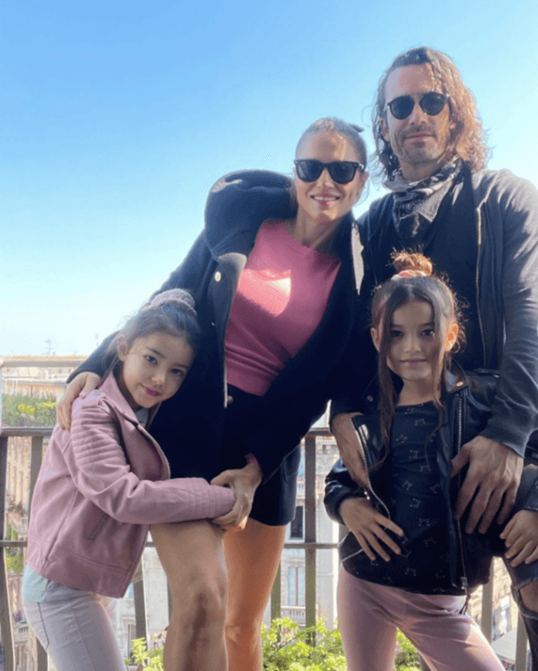 Su último viaje a Italia fue en octubre de 2021, durante el cual la familia recorrió Venecia y 
<a href="https://www.univision.com/famosos/estos-son-los-actores-de-clase-406-que-ya-tienen-hijos-mas-una-que-pronto-sera-mama-fotos">Aarón Díaz</a> mostró a través de redes sociales algunos momentos, presumiendo cuánto han crecido sus hijas, quienes visten con mucho estilo.