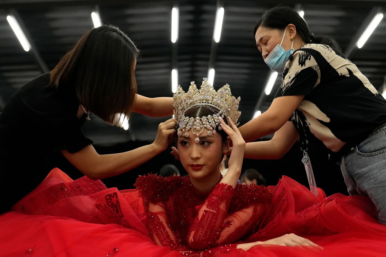 <b>Moda a pesar de la pandemia</b>
<br>
<br>Una modelo espera que le quiten el tocado después de participar en la pasarela de la ‘Semana de la Moda’ de Beijing, China, el 8 de septiembre.
<br>