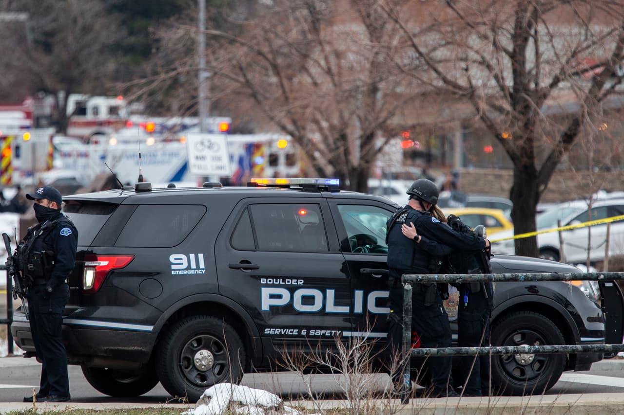 Dos policías se abrazan en Boulder, Colorado, en la escena del tiroteo que dejó al menos 10 muertos la tarde de este lunes. Una de las víctimas, de acuerdo con la información que dieron las autoridades, era un agente. El atacante abrió fuego contra la policía, según 
<a href="https://www.fox21news.com/news/state/police-responding-to-active-shooting-in-colorado/" target="_blank">la emisora local Fox21</a>. 
<br>