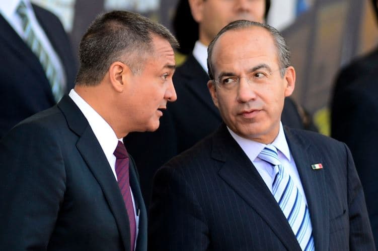 Tanto el expresidente Felipe Calderón (derecha), como su zar antidrogas Genaro García Luna fueron acusados de corrupción en el juicio de Joaquín 'El Chapo' Guzmán en Nueva York.