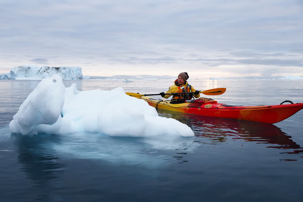 Vilhelmine Nathanielsen, guía turística del glaciar Sermeq Kujalleq de Groenlandia, junto a un iceberg desprendido de la masa de hielo. "Los icebergs eran mucho más grandes cuando yo era un niño", dijo a Getty Images el 4 de septiembre de 2021. 
<br>
<br>“El agua que fluye de la capa de hielo derretida en Groenlandia ha aumentado en las últimas décadas y ha afectado el nivel del mar global, la circulación oceánica regional y los ecosistemas marinos costeros, y representa la mayor parte del desequilibrio masivo actual”, se lee en la revista 
<a href="https://www.nature.com/articles/s41467-021-26229-4"><u>Nature Communications</u></a>.
