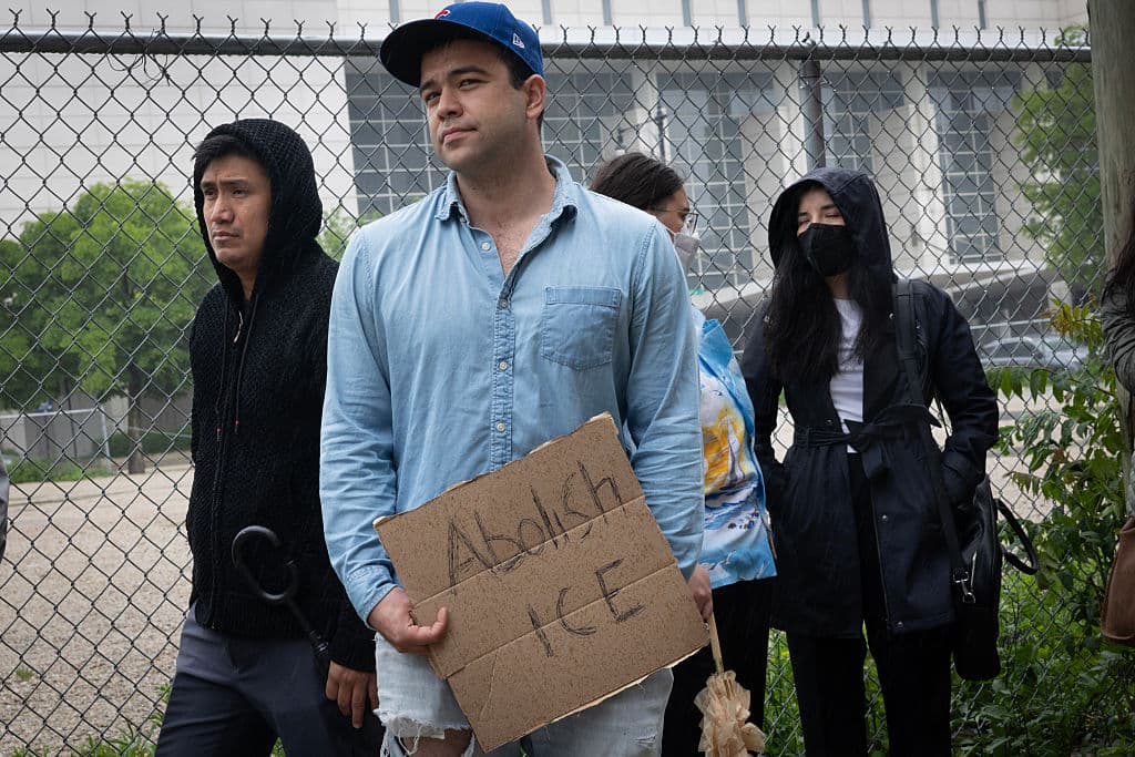 Según ICE, los programas ATD e ISAP trabajan de manera conjunta para permitir que los inmigrantes cumplan con sus procesos migratorios. A través de ellos, se evalúan antecedentes criminales, historial migratorio y vínculos familiares, lo que permite a los oficiales tomar decisiones sobre su permanencia en el programa.
