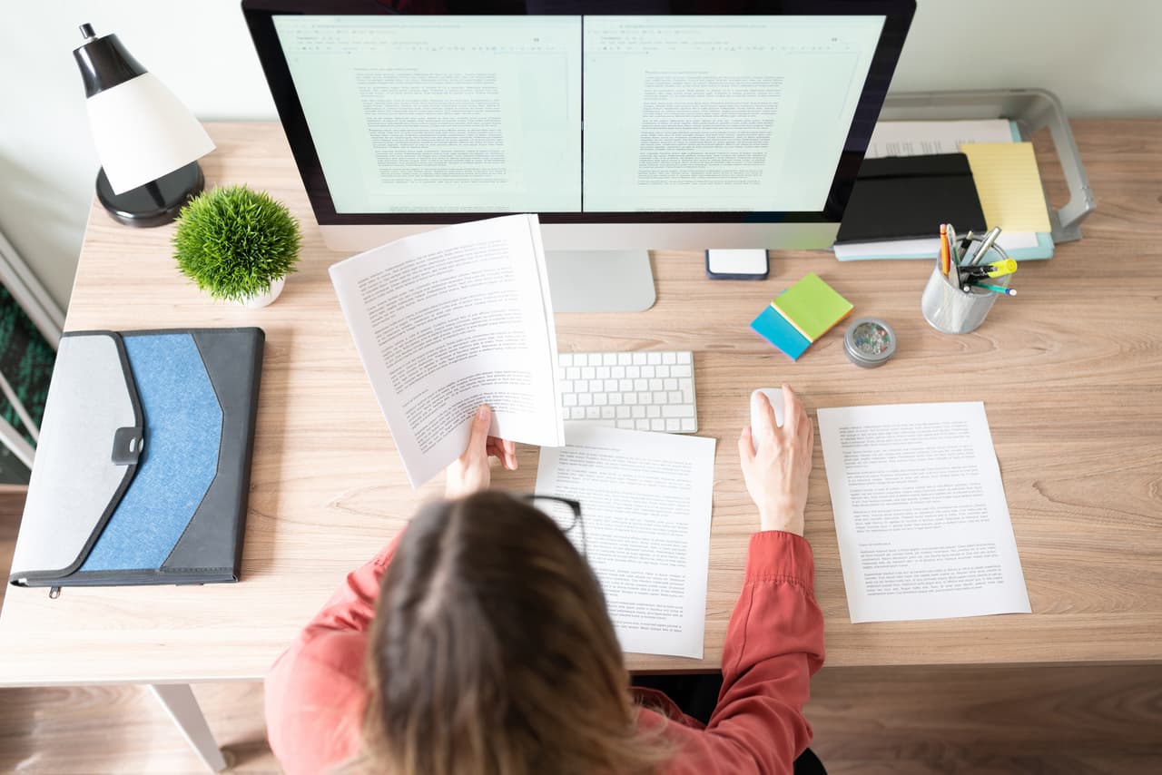 <h3 class="cms-H3-H3">12. Conviértase en un traductor</h3>
<br>
<br>¿Conoce dos o varios idiomas? El sitio Indeed tiene cientos de ofertas de trabajo para traducir textos, ensayos o libros. Solo necesita traducirlo de un idioma a otro. El salario promedio es de unos $20.62 por hora, pero algunas de las ofertas en Indeed llegan hasta $50,000 al año, por la dificultad del idioma o la cantidad de páginas para traducir. 
<br>