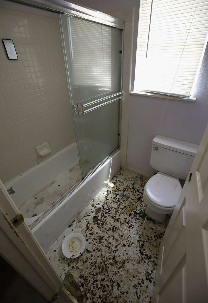 Uno de los baños de la casa en Fairfield donde vivía esta familia estaba lleno de excremento en el piso.