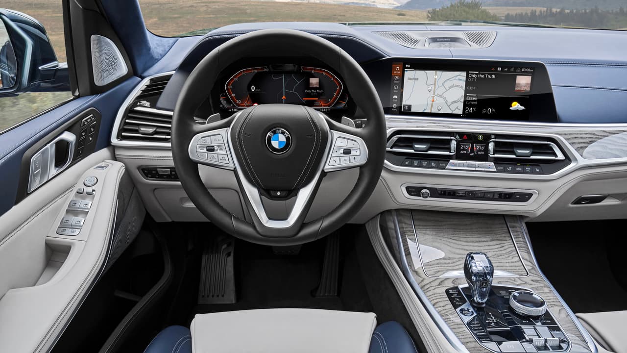 La BMW X7 ofrece un paquete 'Premium' que incluye cerrado suave automático de las puertas, persianas traseras, porta vasos calentados y enfriados, un 
<b>sistema de sonido envolvente Harman Kardon de 1,500 vatios</b> (estándar en las versiones con motor V8) y controles por gestos.