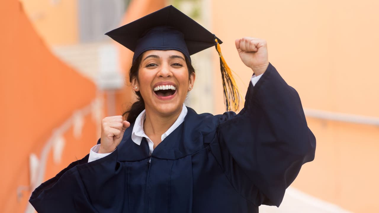 Organización Dream to Succeed ayuda a jóvenes profesionistas con becas y mentorías