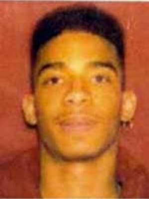 <h3 class="cms-H3-H3">Daniel Scaife</h3>
<br>
<br>Enojado porque un hombre lanzó una botella contra el vehículo en el que se encontraba, Scaife salió y 
<b>le disparó en varias ocasiones hasta matarlo</b> en un estacionamiento de Atlanta, Georgia. 
<br>
<br>El FBI ofrece una recompensa por toda información que
<b> logre la captura del fugitivo con vínculos en Chicago y Nueva York. </b>
<br>