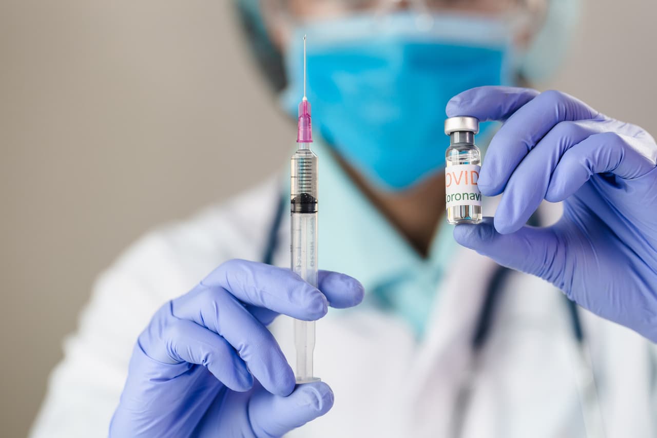 La vacunación requiere dos dosis con una diferencia de 21 días. Con más de un millón de dosis que se recibirán en el estado durante diciembre, esto es suficiente para alrededor de 500,000 mil personas. 
<br>