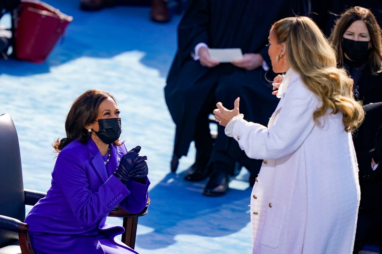 <b>El grito de Jennifer Lopez en español.</b> La cantante de origen latino participó de la ceremonia de juramentación de Joe Biden, en donde además de cantar, pronunció unas palabras en español. "Una nación indivisible, con libertad y justicia para todos", exclamó la artista de ancestros boricuas.