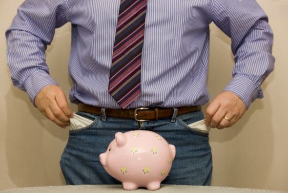 ESTAFAS DE BANCARROTA DE INTERÉS PARCIAL- En este caso el estafador te pedirá dar un interés parcial de tu casa a una o más persona, tú le irás pagando a él tu hipoteca pero este "agente" no realizará ningún pago ni de la hipoteca ni de una refinanciación. Luego, cada una de las personas con interés parcial se declarará en bancarrota, una detrás de la otra, sin decírtelo. A