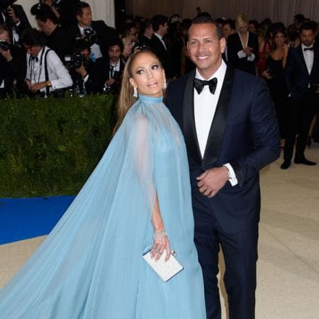 El ya famoso atuendo utilizado par la 
<b><a href="http://www.univision.com/entretenimiento/celebridades/jennifer-lopez-y-alex-rodriguez-debutan-como-pareja-en-la-alfombra-roja">gala del MET</a></b> por J.Lo no deja lugar a dudas. Ella en Valentino y él con un perfecto esmoquin de Tom Ford.