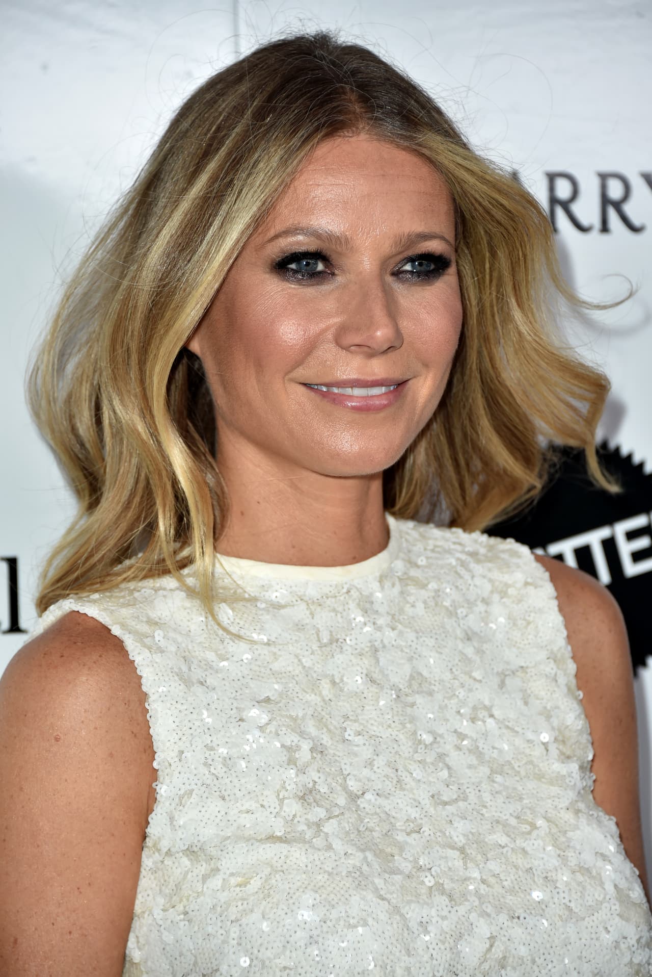 Cuando Gwyneth Paltrow tenía 22 años y estaba a punto de comenzar el rodaje de la película 'Emma'. Por esos días, Harvey Weinstein la convocó a su suite en el hotel Peninsula Beverly Hills para una reunión de trabajo. Sin embargo, 
<b>el productor puso sus manos sobre ella y le insinuó que se fueran a la habitación para darse unos masajes</b>. "Yo era una niña", dijo la actriz a The New York Times. "Estaba petrificada".