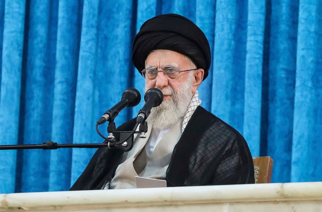 Foto difundida por el website oficial del despacho del líder supremo iraní ayatolá Alí Jamenei en una ceremonia en las afueras de Teherán el 4 de junio del 2025. (Despacho del líder supremo iraní via AP)