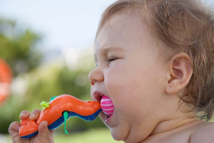 En 2020 hubo un estimado de 
<b>198,000 niños tratados en salas de emergencia por accidentes con juguetes</b>, advierte un 
<a href="https://www.cpsc.gov/s3fs-public/Toy-Related-Deaths-and-Injuries-2020.pdf">reporte</a> de la Comisión para la Seguridad de los Productos del Consumidor. 75% eran menores de 14 años. 9 murieron, la mayoría por ahogamiento con piezas pequeñas. Escogerlos bien -y guardarlos debidamente en algunos casos- es fundamental para evitar accidentes, advierten los expertos.
<br>