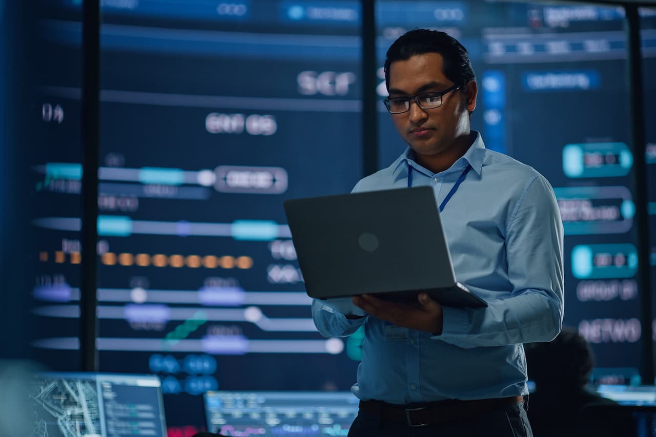 <b>Puesto 21. Ingenieros de confiabilidad </b>
<br>
<br>
<b>A qué se dedican:</b> Crean e implementan herramientas de software para maximizar la confiabilidad y la eficiencia de un sistema informático.
<br>
<br>
<b>Principal industria donde han sido contratados:</b> tecnología.
<br>
<br>
<b>Principales lugares donde han sido contratados:</b> San Francisco, Seattle y Boston.
<br>
<br>
<b>Salario anual:</b> entre 94,400 y 189,000 dólares. 
<br>
<br>
<b>Distribución de género:</b> 15% mujeres y 85% hombres.
<br>
<br>
<b>Experiencia previa promedio:</b> 8 años.
<br>
<br>
<b>Disponibilidad para el trabajo remoto:</b> 30.4%.