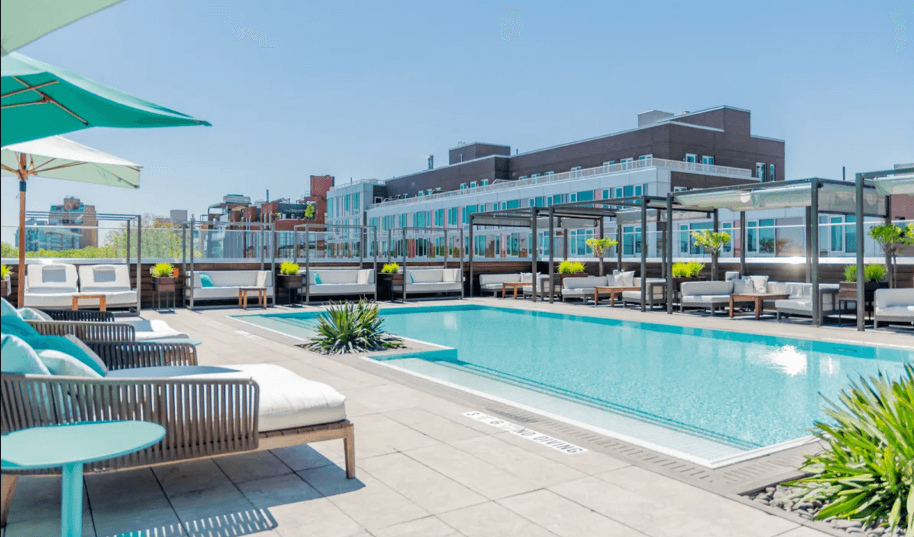 <b>Piscina del hotel William Vale</b>
<br>111 calle 12 norte, 
<br>Greenpoint
<br>718-631-8400
<br>
<br>Si lo que buscas es un ambiente de glamour y sofisticación, dirígete a la piscina del hotel William Vale, ‘el único hotel de lujo de Williamsburg’. Su piscina 
<b>es la más larga de la zona metropolitana</b>: tiene una longitud de 60 pies, y está rodeada también por la azotea de un hotel más grande de la ciudad: 5,000 pies cuadrados, lo que te garantiza espectaculares vistas del horizonte.
<br>
<br>Alrededor de la piscina puedes rentar alguna de sus cabañas privadas o disfrutar de las creaciones culinarias del chef Andrew Carmellini Y no te preocupes, no tienes que ser huésped del hotel para disfrutar de la piscina, pues este verano el Vale es parte del programa Resort Pass, donde puedes comprar pases de medio día por $150.