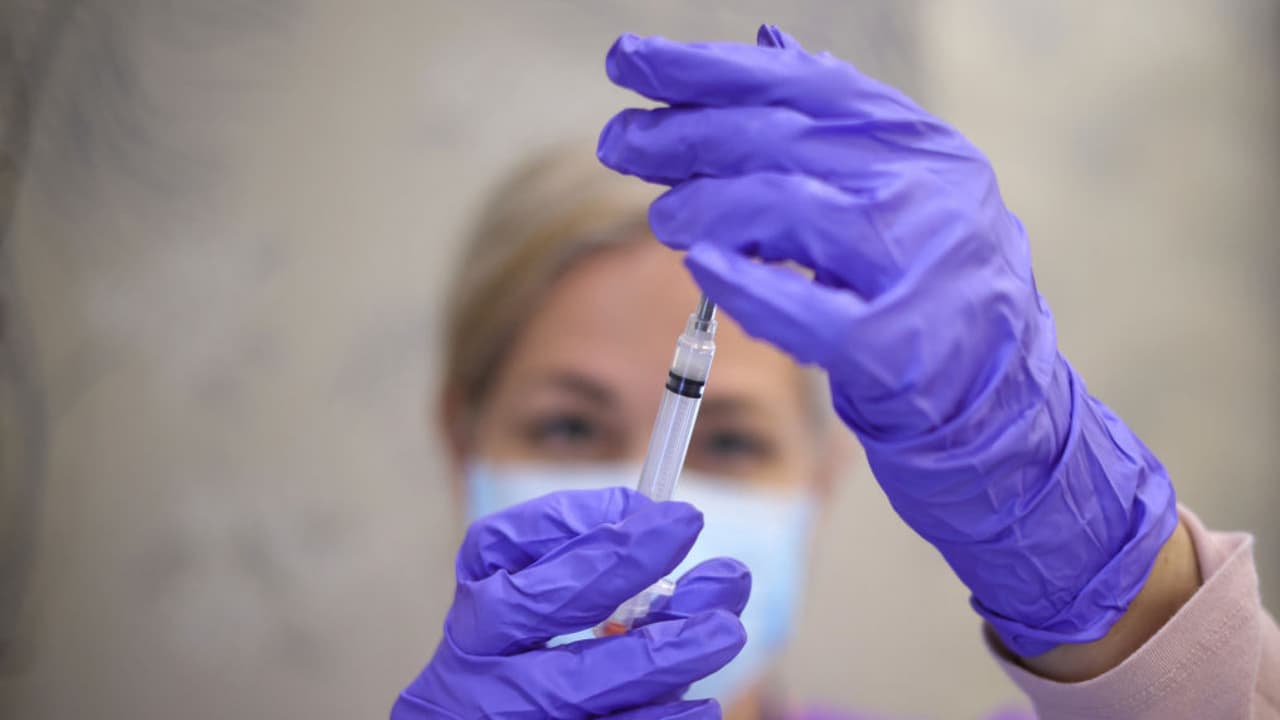 ¿Hay microchips en las vacunas contra el coronavirus? Experta desmiente este y otros mitos sobre la inmunización
