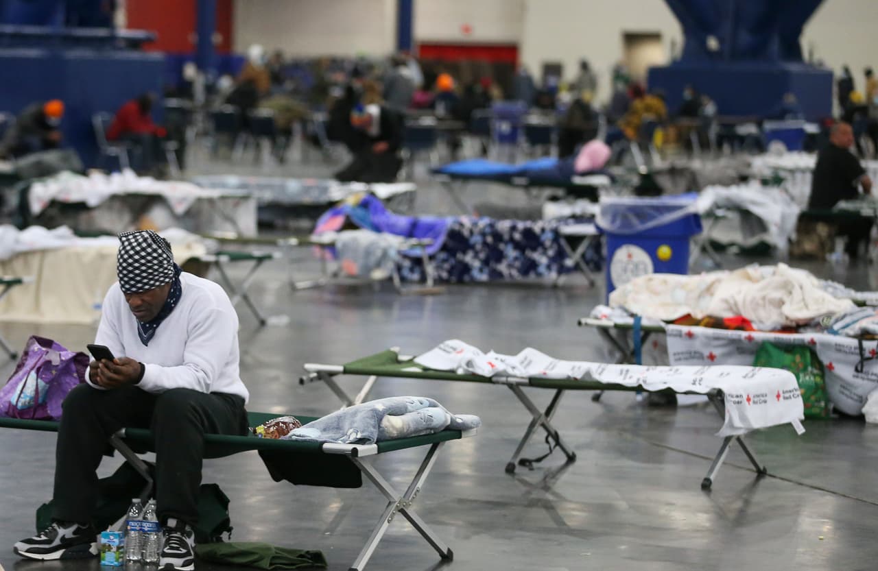 <b>Propuesta de Ley 12 (o HB 12) – Alertar a los Texanos Durante Emergencias </b>
<br>
<br>La medida establece un sistema estatal de alerta de desastres administrado por la División de Manejo de Emergencias de Texas (TDEM, por sus siglas en ingles) para advertir al estado en caso de desastres inminentes y fenómenos meteorológicos extremos. Las alertas también proporcionaran información específica relacionadas con cortes de electricidad prolongados a las regiones más afectadas del estado. 
<br>