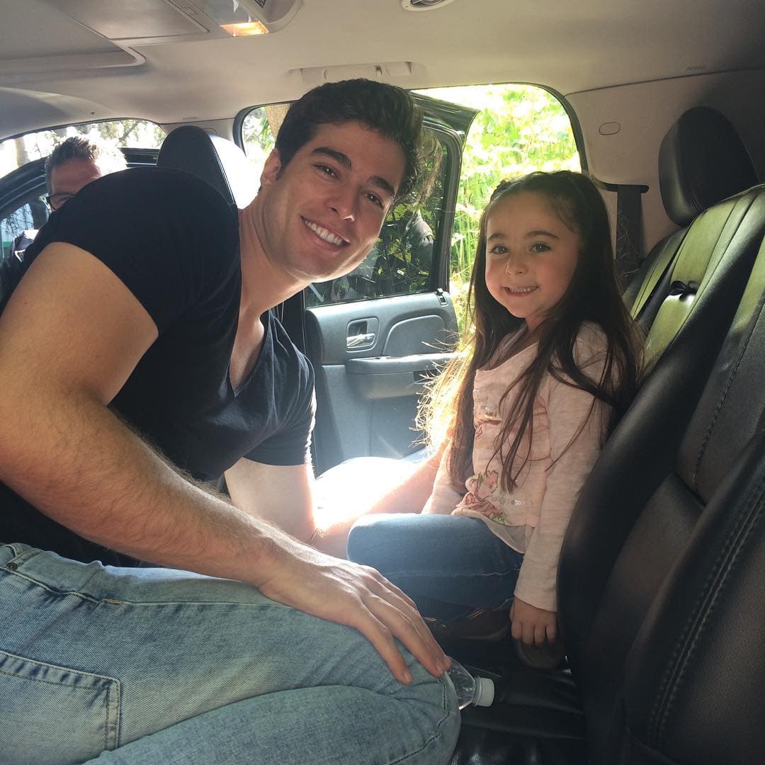 <b>Lara</b> también ha compartido algunas fotos con 
<b><a href="http://www.univision.com/temas/danilo-carrera">Danilo</a></b> en donde asegura ser una persona bastante peculiar, además de expresarle su cariño "Ese Danilo es un loquillo! Te quiero amigo!"