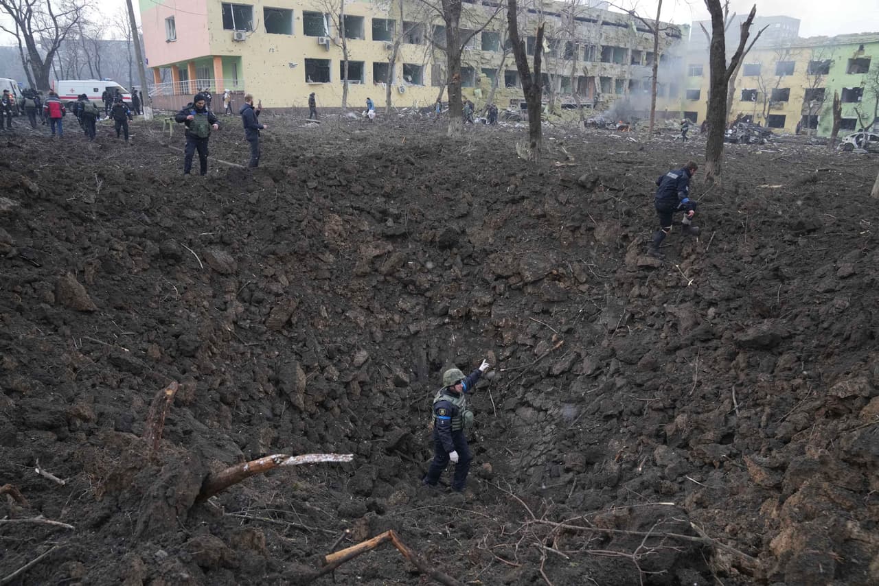 Soldados ucranianos y voluntarios a las afueras del hospital materno infantil que fue atacado por el ejército ruso, que busca hacerse con el control de Mariupol, lo que supondría una importante victoria para el Kremlin porque le permitiría instalar un corredor para fortalecer sus fuerzas en el oeste y, además, aislaría a los barcos ucranianos del acceso 
<a href="https://www.univision.com/noticias/mundo/invasion-ucrania-guerra-agua-crimea" target="_blank">al Mar de Azov y el Mar Negro</a>.
