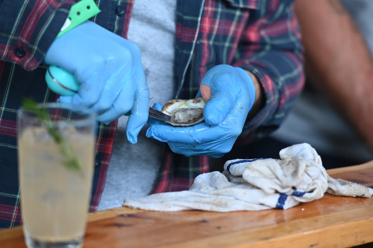 Otra persona murió por la misma bacteria, tras comer ostras de Luisiana, pero en Pensacola. 
<br>