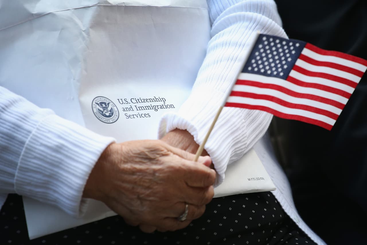 La abogada de inmigración Silvia Mintz explicó que el error común es que la persona no sepa si cuando niño entró de manera ilegal a Estados Unidos. “Debes revisar tus huellas y revisar su historial con inmigración”, reiteró.
