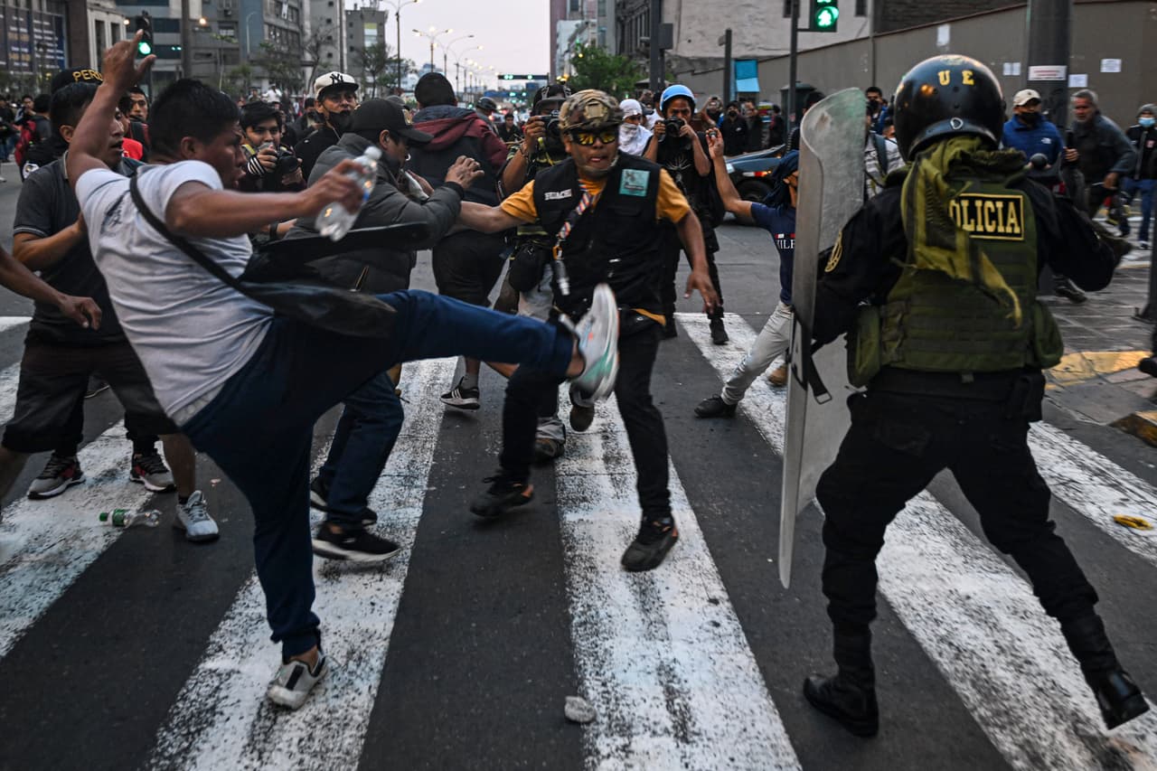 Los manifestantes prendieron fuego a un cuartel de policía, causaron actos de vandalismo en un pequeño aeropuerto que es utilizado por las fuerzas armadas y marcharon por las calles.