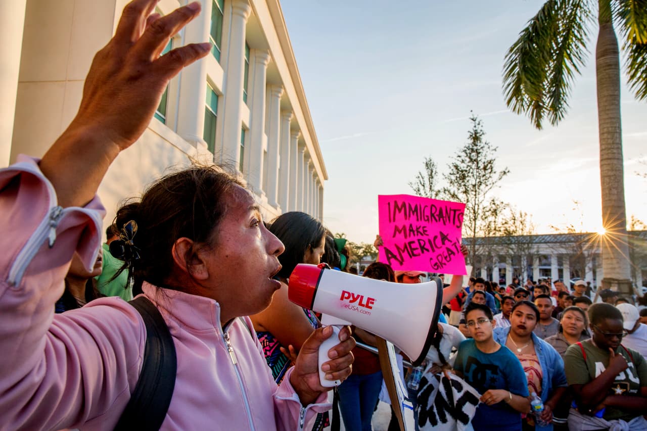 <b>Un día sin inmigrantes.</b> En Homestead, una ciudad agrícola en el sur de Florida, miles de personas marcharon en apoyo al movimiento #UnDíaSinInmigrantes el 16 de febrero de 2017. 
<b><a href="https://www.univision.com/noticias/inmigracion/un-dia-sin-inmigrantes-la-protesta-con-la-que-rechazan-las-medidas-migratorias-de-trump">Cientos de trabajdores y negocios estuvieron de brazos caídos en todo el país como repudio a las políticas migratorias del nuevo presidente</a></b>. Lucía Quiej, una inmigrante indocumentada guatemalteca que cría sola a sus cinco hijos después de que su esposo fuera deportado, fue una de las más activas en la manifestación.