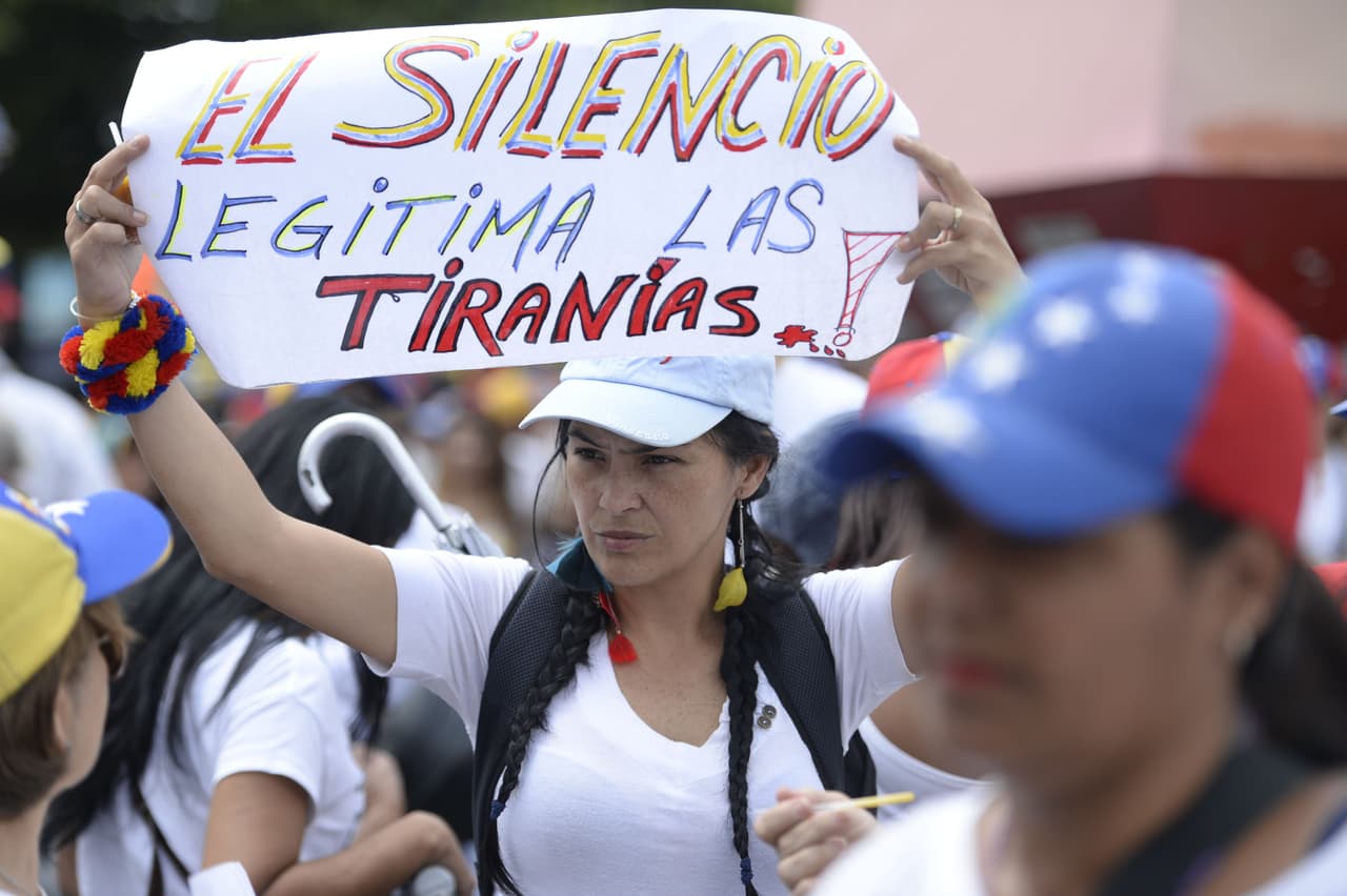 Las manifestantes responsabilizan a Maduro de la crisis en el país, agravada por la escasez de comida y medicina. Por ello piden que se convoque a elecciones.