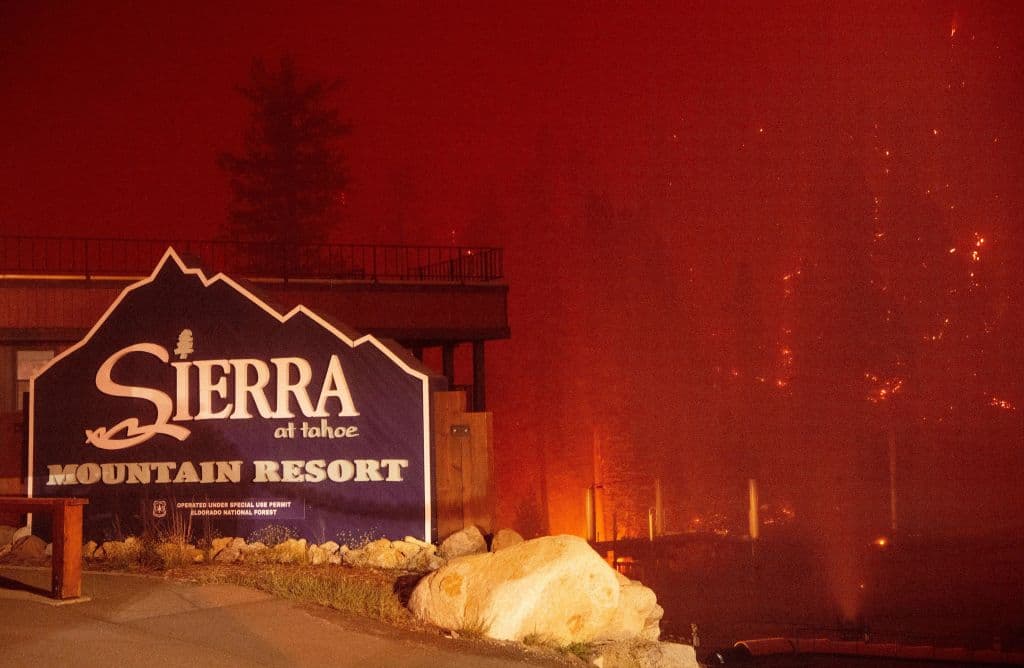 Durante la noche del 29 de agosto y la madrugada del día 30, el incendio Caldor alcanzó la zona del parque para esquiar Sierra-at-Tahoe, a unas millas al suroeste de South Lake Tahoe.