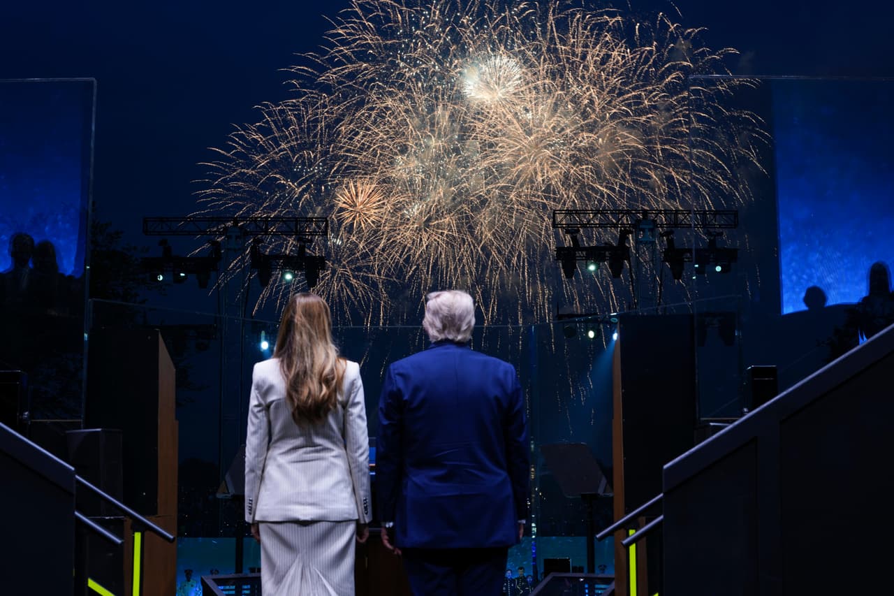 El Presidente Donald Trump y la primera dama, Melania Trump, concluyeron la noche con un espectáculo de fuegos artificiales.